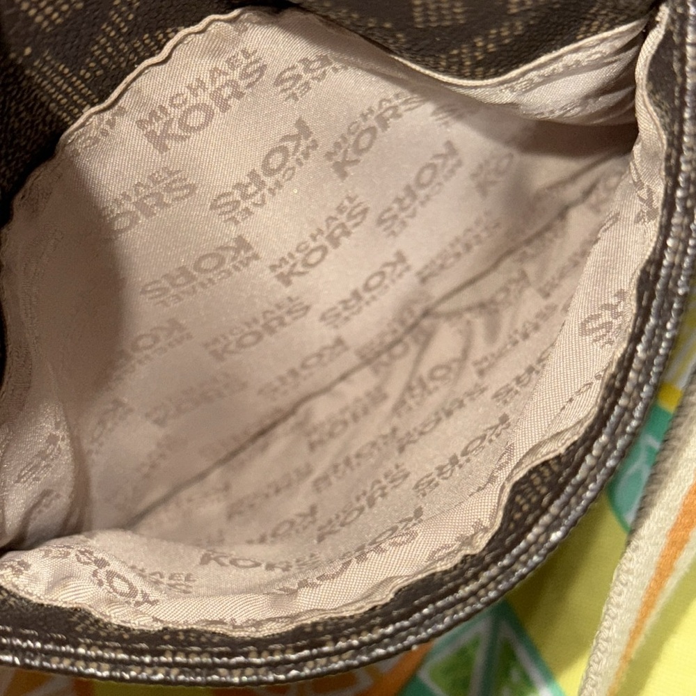 •MICHAEL KORS•BROWN & TAN JET SET TRAVEL FLIGHT BAG W/SIGNATURE MK LOGO EUC - Picture 12 of 12